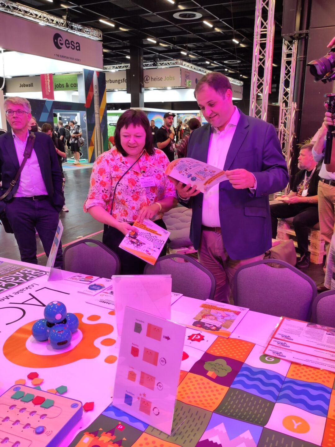 Dr. Christine Ketzer und Nathanael Liminski im Gespräch beim MakerSpace auf dem Jugendforum NRW