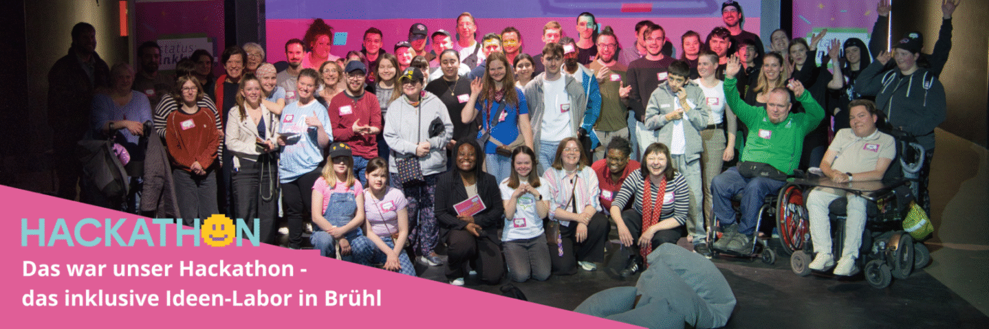 Eine Gruppe von Menschen posiert glücklich auf einer Bühne, darunter Text 'Das war unser Hackathon - das inklusive Ideen-Labor in Brühl'