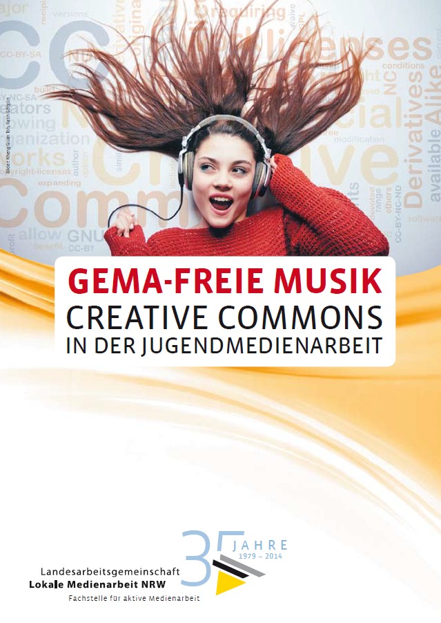 Junge Frau mit Kopfhörern und rotem Pullover, Haare fliegen nach oben, Text 'GEMA-freie Musik Creative Commons in der Jugendmedienarbeit'