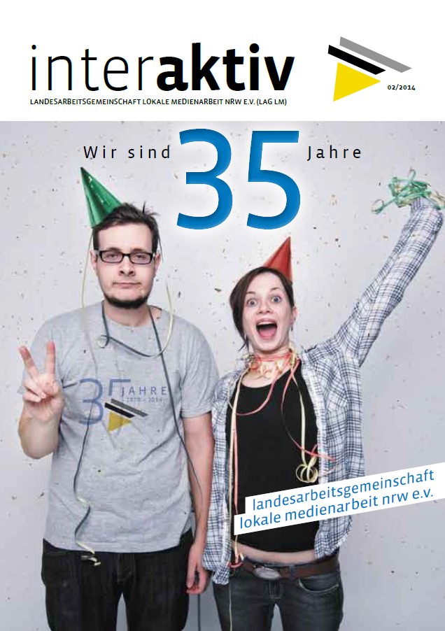Zwei junge Menschen mit Partyhüten feiern 35 Jahre Landesarbeitsgemeinschaft lokale Medienarbeit NRW e.V., einer zeigt Friedenszeichen, die andere jubelt mit Luftschlange und Konfetti