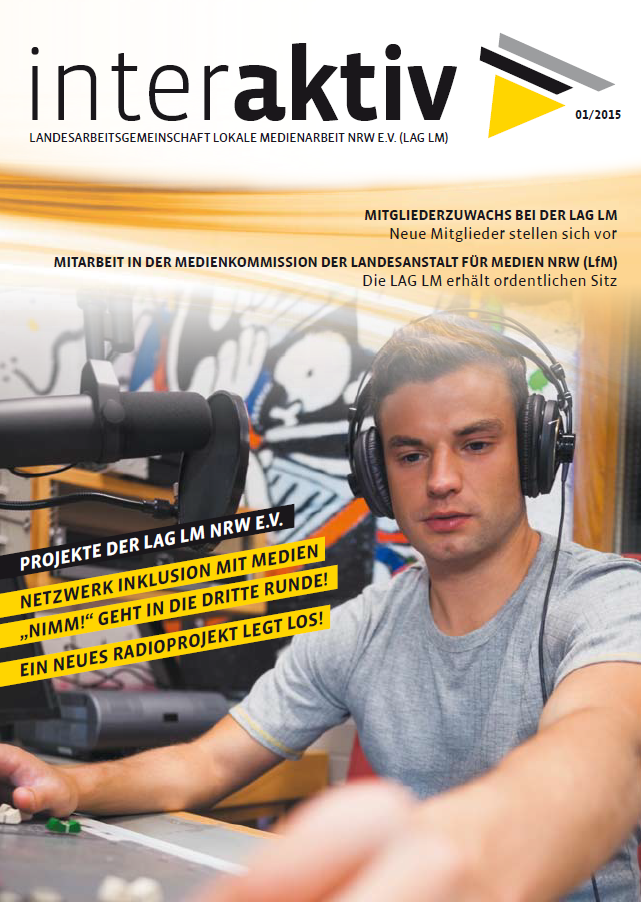 Junger Mann mit Kopfhörern spricht in ein Mikrofon in einem Radiostudio