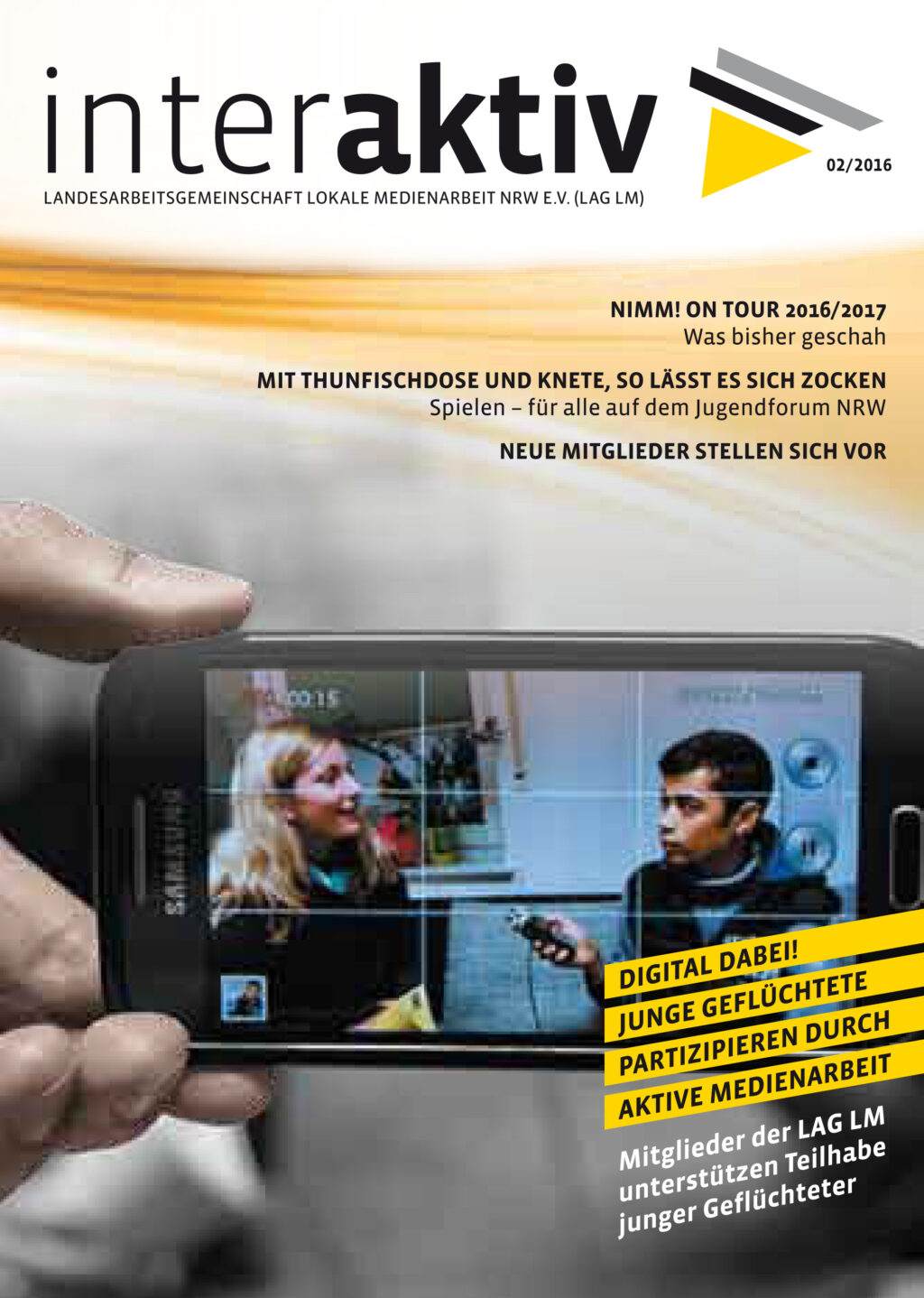 Eine Hand, die ein Smartphone hält, auf dessen Bildschirm zwei Personen in einem Interview zu sehen sind.