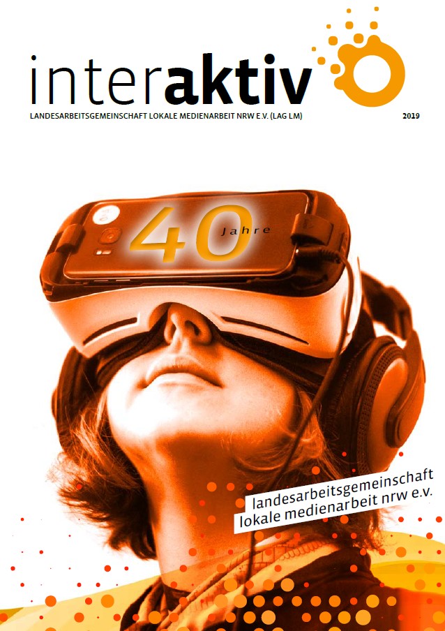 Titelblatt der Zeitschrift 'interaktiv' 2019 mit einer Person, die eine VR-Brille und Kopfhörer trägt. Auf der VR-Brille steht 40 Jahre.