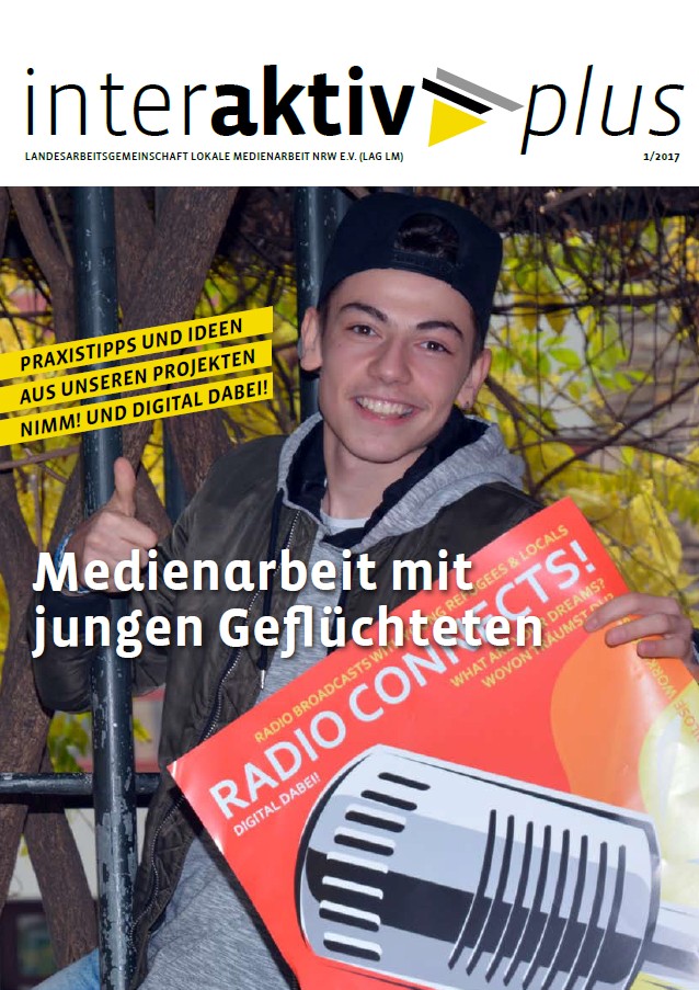 Ein Jugendlicher mit Baseballkappe hält ein Plakat mit der Aufschrift 'RADIO CONTESTS!' und zeigt einen Daumen hoch