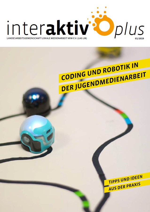 Titelblatt der Zeitschrift 'interaktiv plus' mit dem Thema 'Coding und Robotik in der Jugendmedienarbeit' und Nahaufname von zwei kleinen Robotern (Ozobots) auf einer gemalten Linie