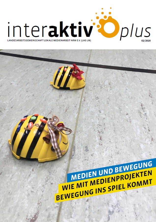 Zwei kleine gelbe Roboter (BeeBots) mit schwarzen Streifen auf einem grauen Boden, Titel 'Medien und Bewegung: Wie mit Medienprojekten Bewegung ins Spiel kommt'