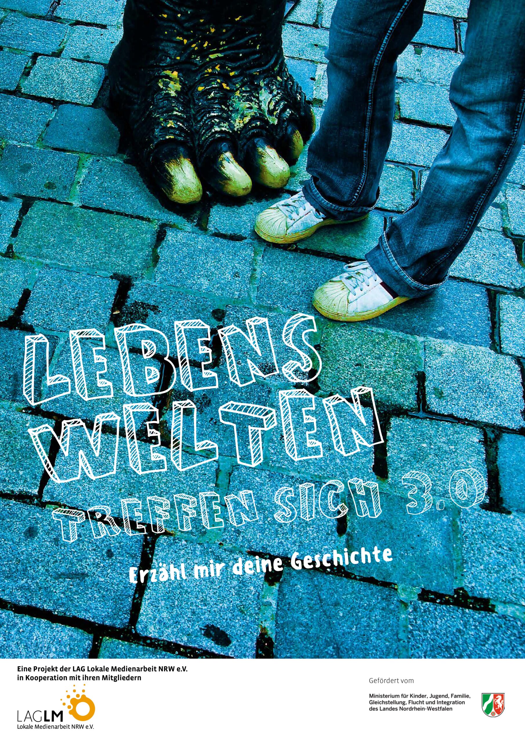 Plakat mit einem großen, schwarzen Drachenfuß neben einem Menschen mit weißen Schuhen auf Kopfsteinpflaster, Text 'Lebenswelten treffen sich 3.0 erzähl mir deine Geschichte'
