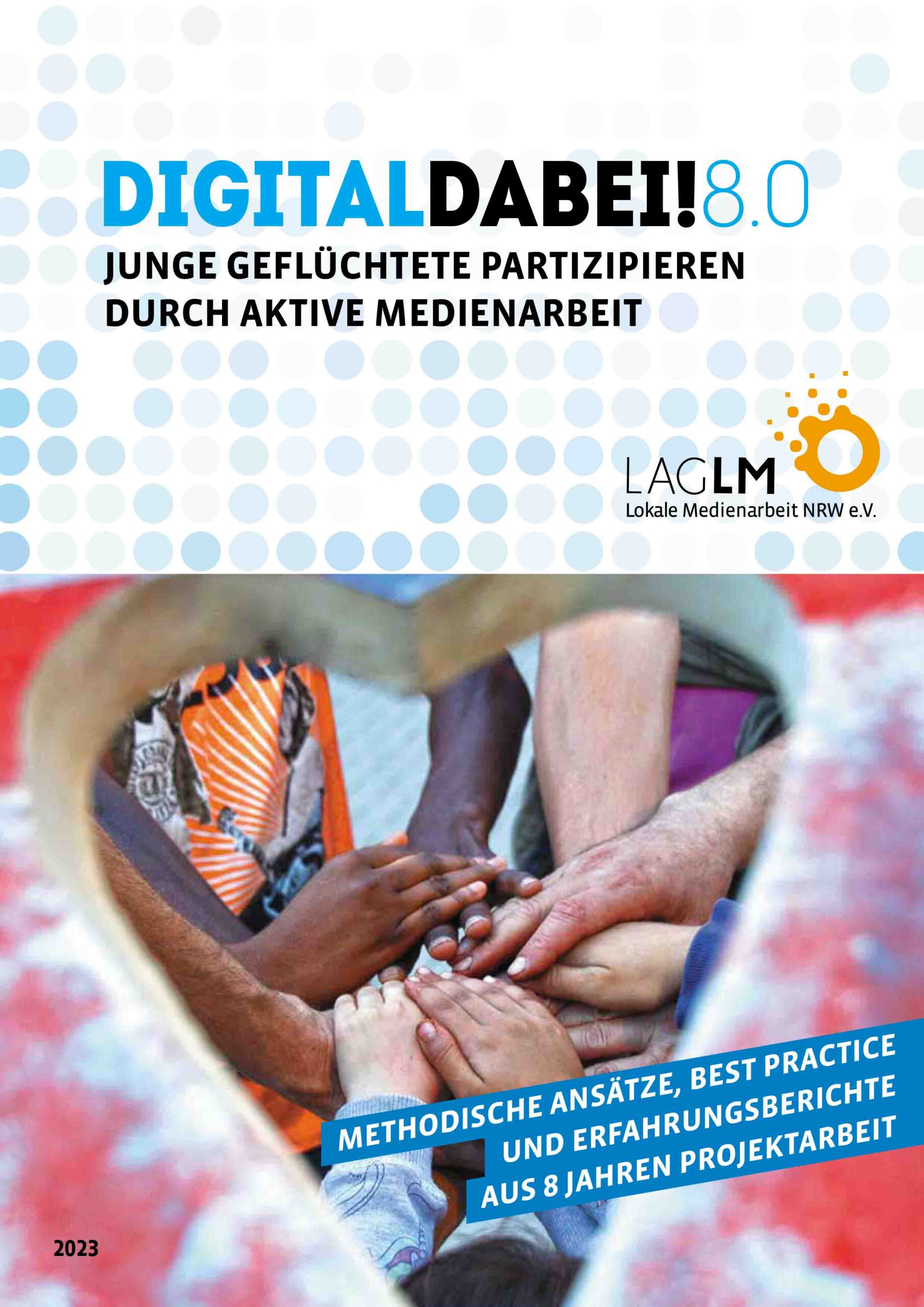 Titelblatt mit dem Schriftzug 'DIGITAL DABEI! 8.0 Junge Geflüchtete partizipieren durch aktive Medienarbeit' und dem Logo von LAGLM NRW. Darunter Hände verschiedener Hautfarben, die zusammen ein Herz formen.