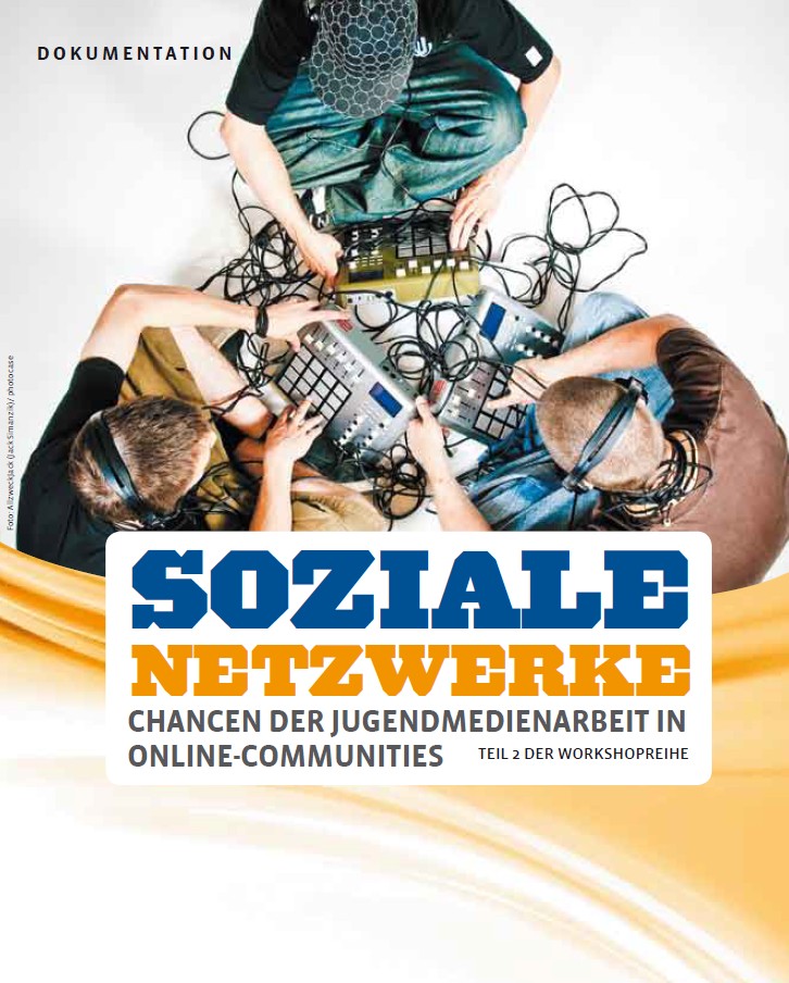 Drei Jugendliche mit Kopfhörern bedienen Musik-Equipment und Kabel, Titel 'Soziale Netzwerke Chancen der Jugendmedienarbeit in Online-Communities'