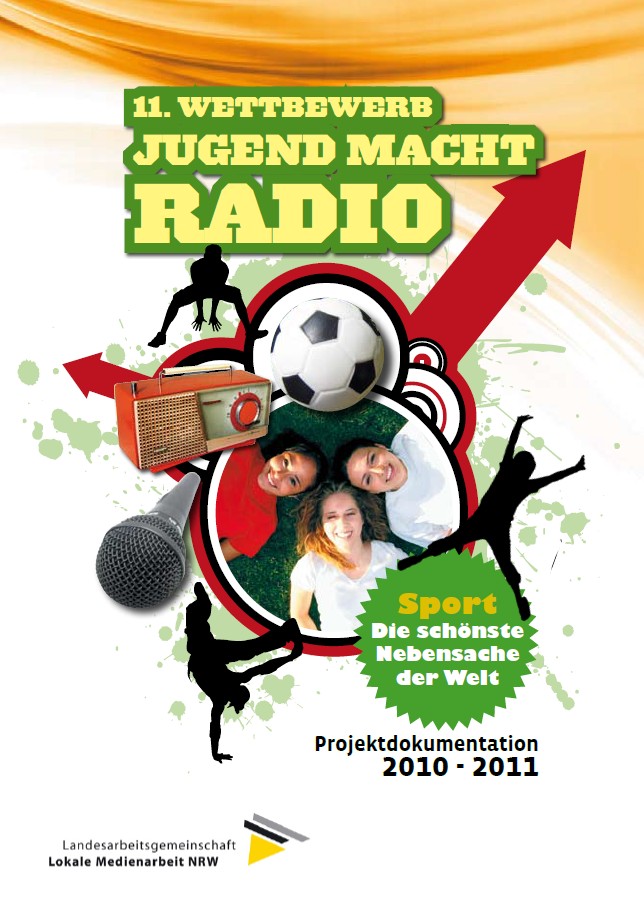 Plakat für den 11. Wettbewerb Jugend Macht Radio mit Sportthema. Es zeigt Mikrofon, Radio, Fußball, drei lachende Jugendliche und Silhouetten von Sportlern. Text 'Sport Die schönste Nebensache der Welt' und Projektdokumentation 2010-2011