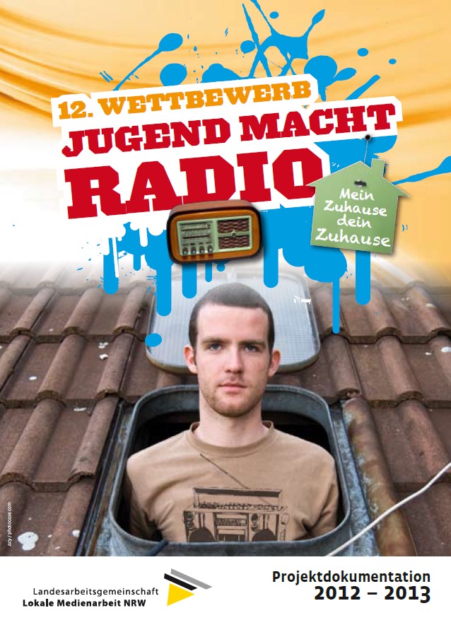 Plakat für den 12. Wettbewerb 'Jugend macht Radio' mit dem Thema 'Mein Zuhause dein Zuhause'. Es zeigt einen jungen Mann, der aus einem Dachfenster schaut, vor einem Hintergrund mit Dachziegeln und einem alten Radio