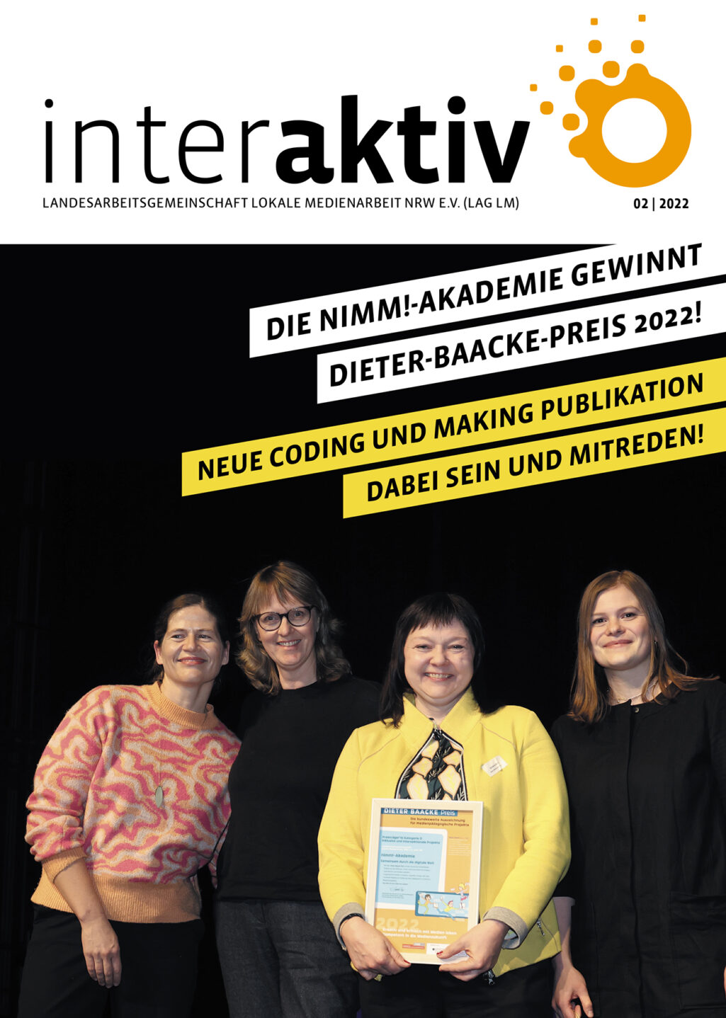 Vier lächelnden Frauen, eine hält eine Urkunde. Überschrift: Die nimm!-Akademie gewinnt Dieter-Baacke-Preis 2022