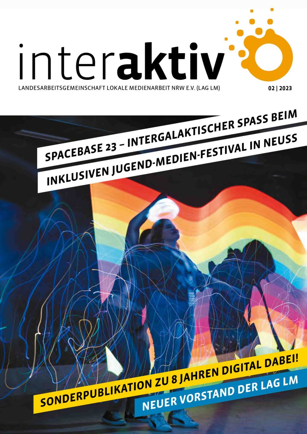 Silhouetten von Jugendlichen vor buntem Regenbogenhintergrund als Eindrücke aus einem Lightpainting Workshop.