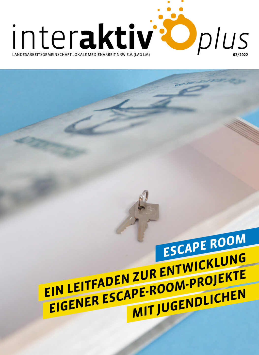 Titelblatt der Zeitschrift 'interaktiv plus' mit einem Schlüssel auf einem Tisch und dem Text 'Escape Room: Ein Leitfaden zur Entwicklung eigener Escape-Room-Projekte mit Jugendlichen'
