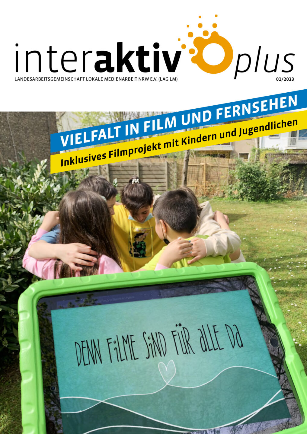 Gruppe von Kindern und Jugendlichen umarmt sich im Garten, davor ein grüner Rahmen mit der Aufschrift 'Denn Filme sind für alle da'