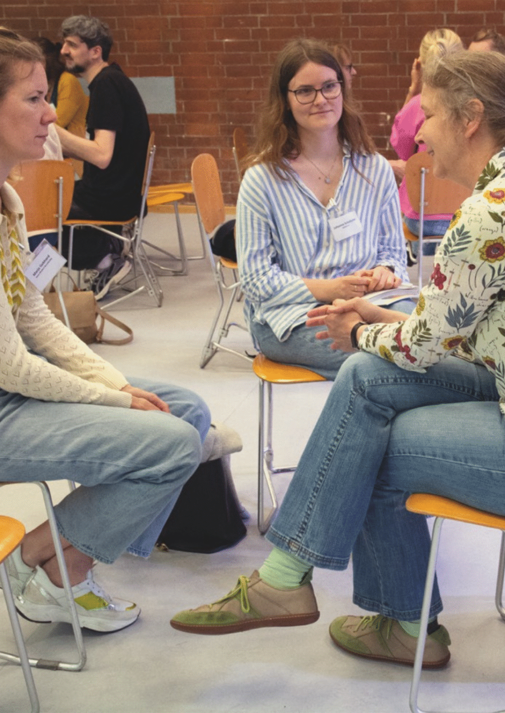 Gruppenarbeit: Menschen sitzen zusammen und unterhalten sich