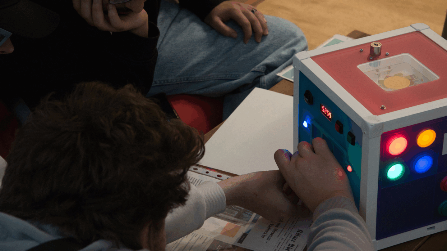 Jugendliche versuchen Rätsel an der TillyBox zu lösen