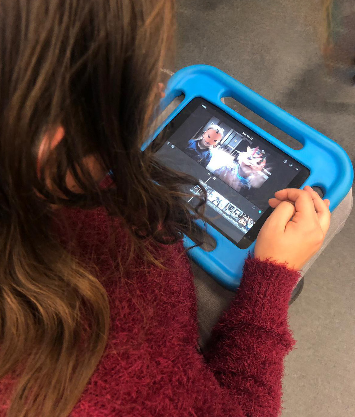 Eine Jugendliche schneidet ein Video auf einem Tablet