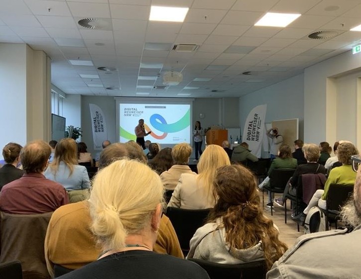 Der Blick über die Köpfe des Publikums auf die Bühne des Fachtags.