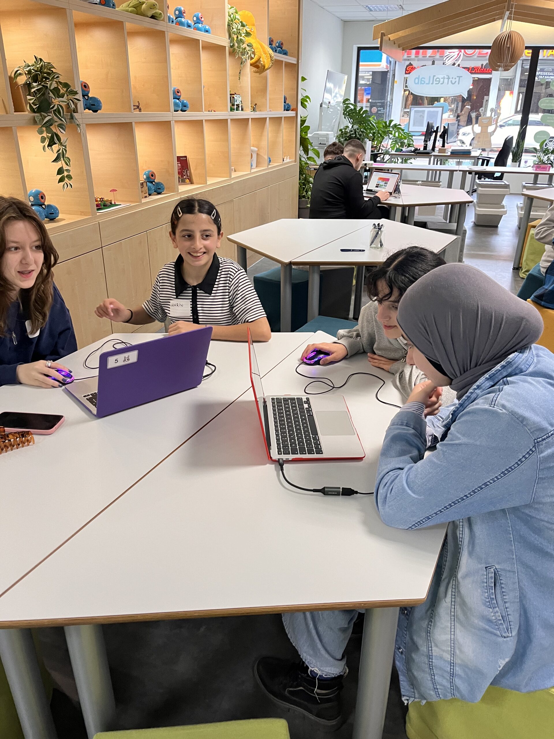 Jugendliche im Projekt Digital dabei! 10.0 arbeiten im Maker Space im TüftelLab in Neuss