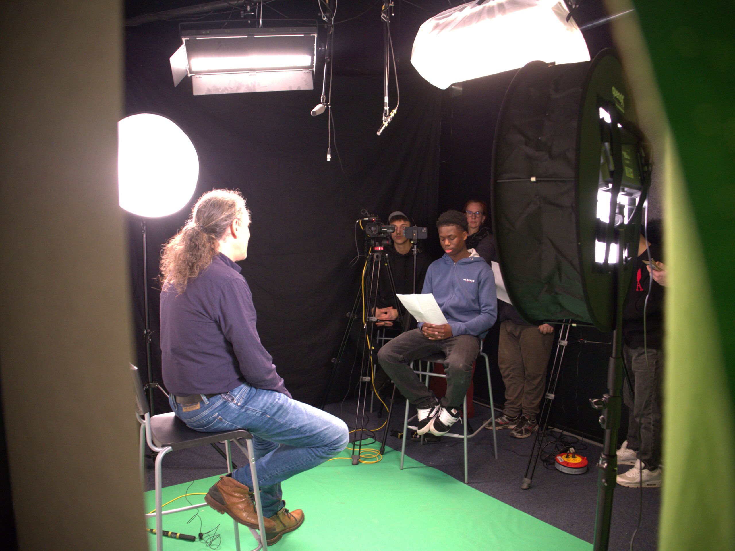 Eindruck aus dem Projekt Digital dabei! 10.0 - Ein Jugendlicher interviewt jemanden in einem Fernsehstudio