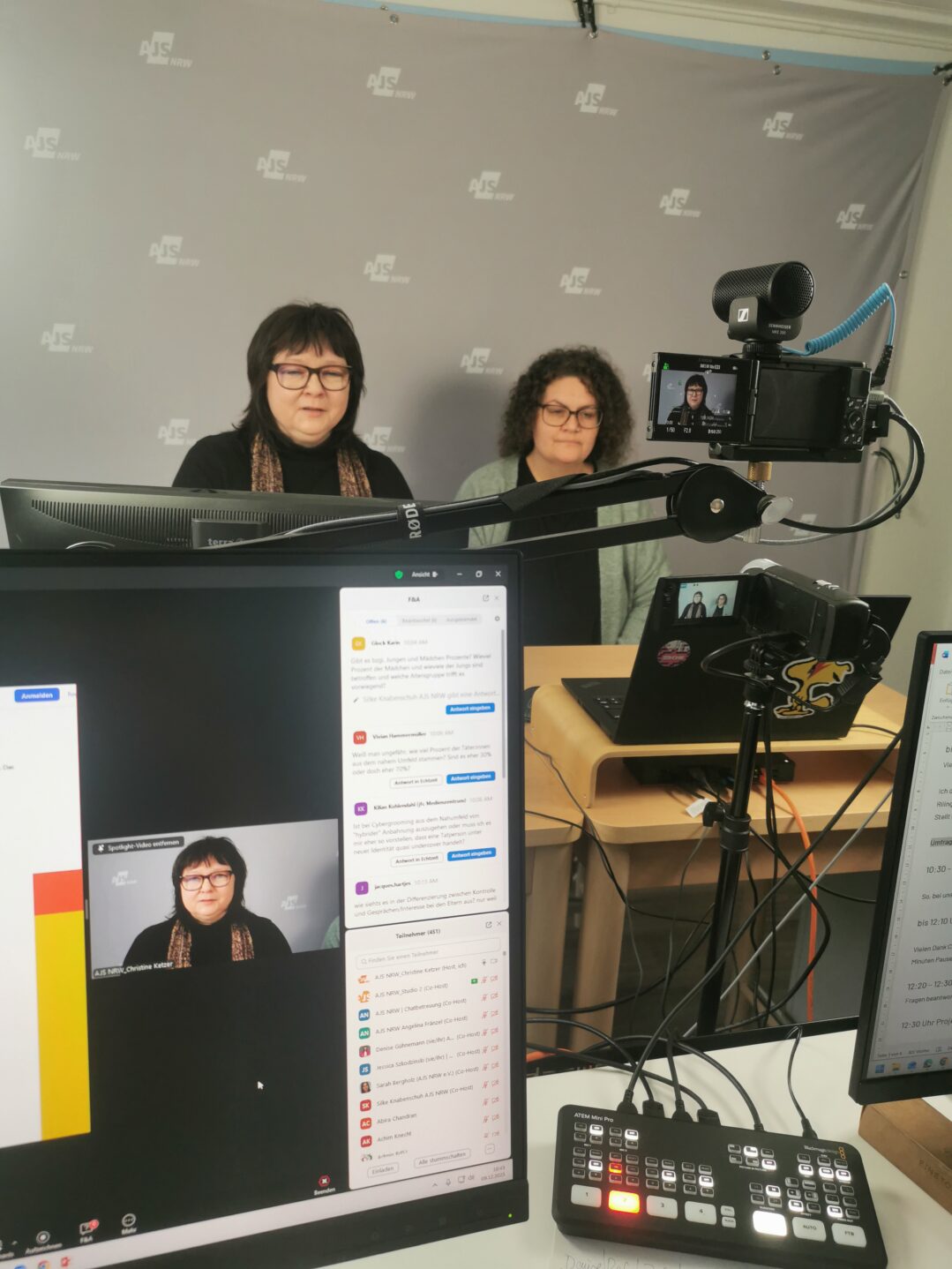 Bianca Rilinger und Dr. Christine Ketzer im Studio der AJS beim Online-Workshop zun Thema Cybergrooming