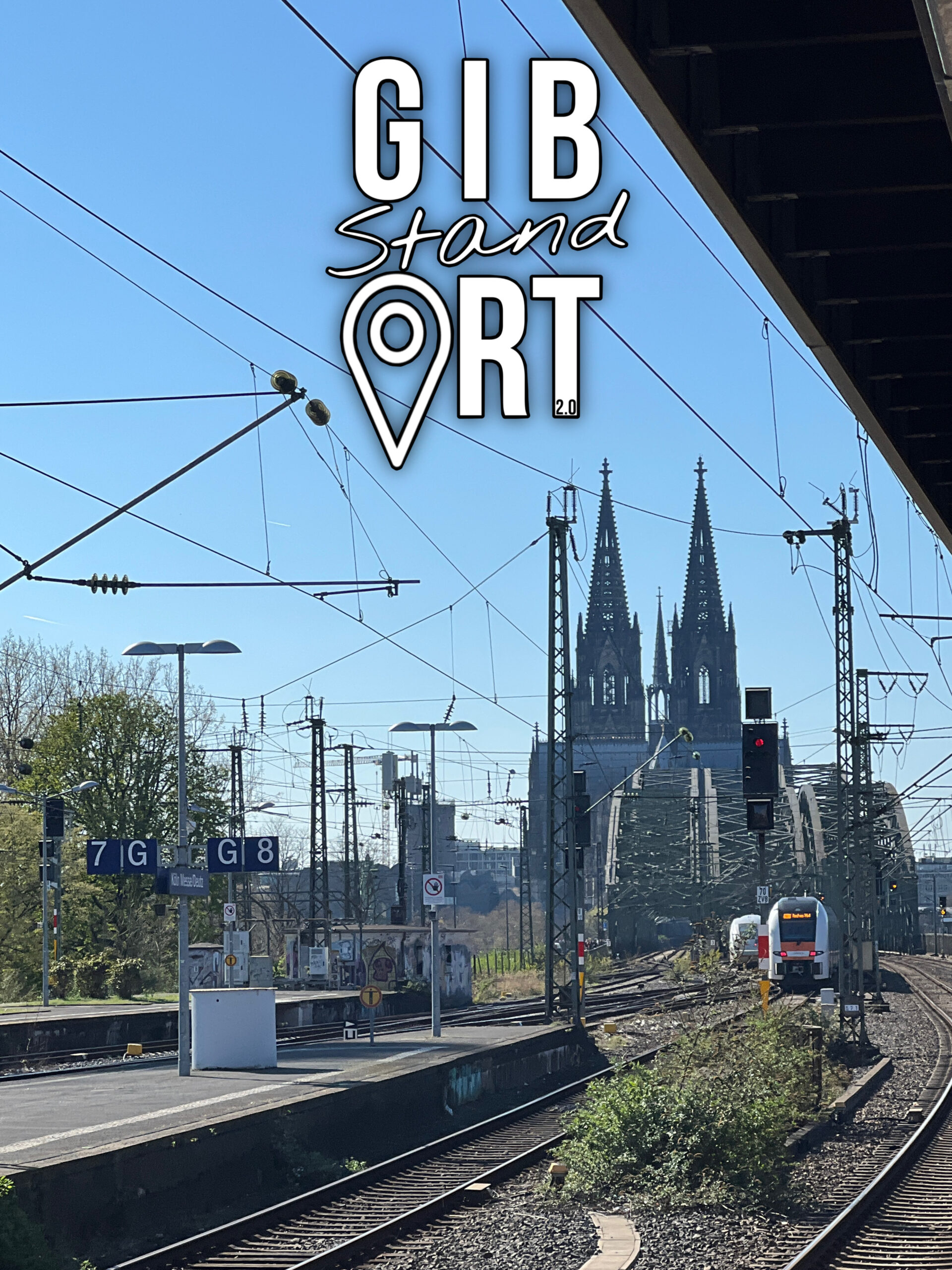 Man sieht eine Zugstrecke, die in Richtung Kölner Dom führt. Auf dem Bild steht "Gibt Standort".