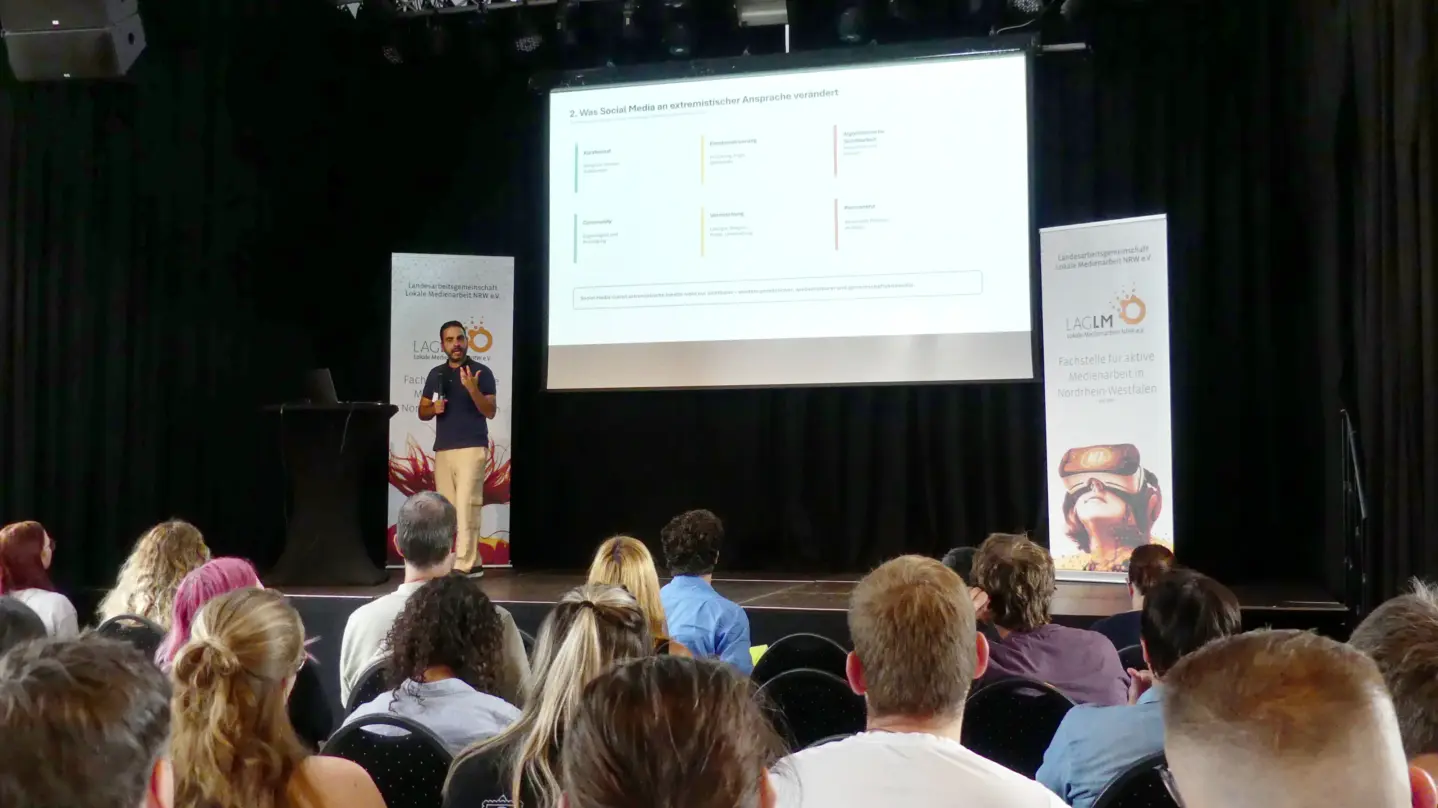 Mehmet Koc auf der Bühne bei seinem Impulsvortrag zum Thema Radikalisierung im Zeitalter von Social Media und KI