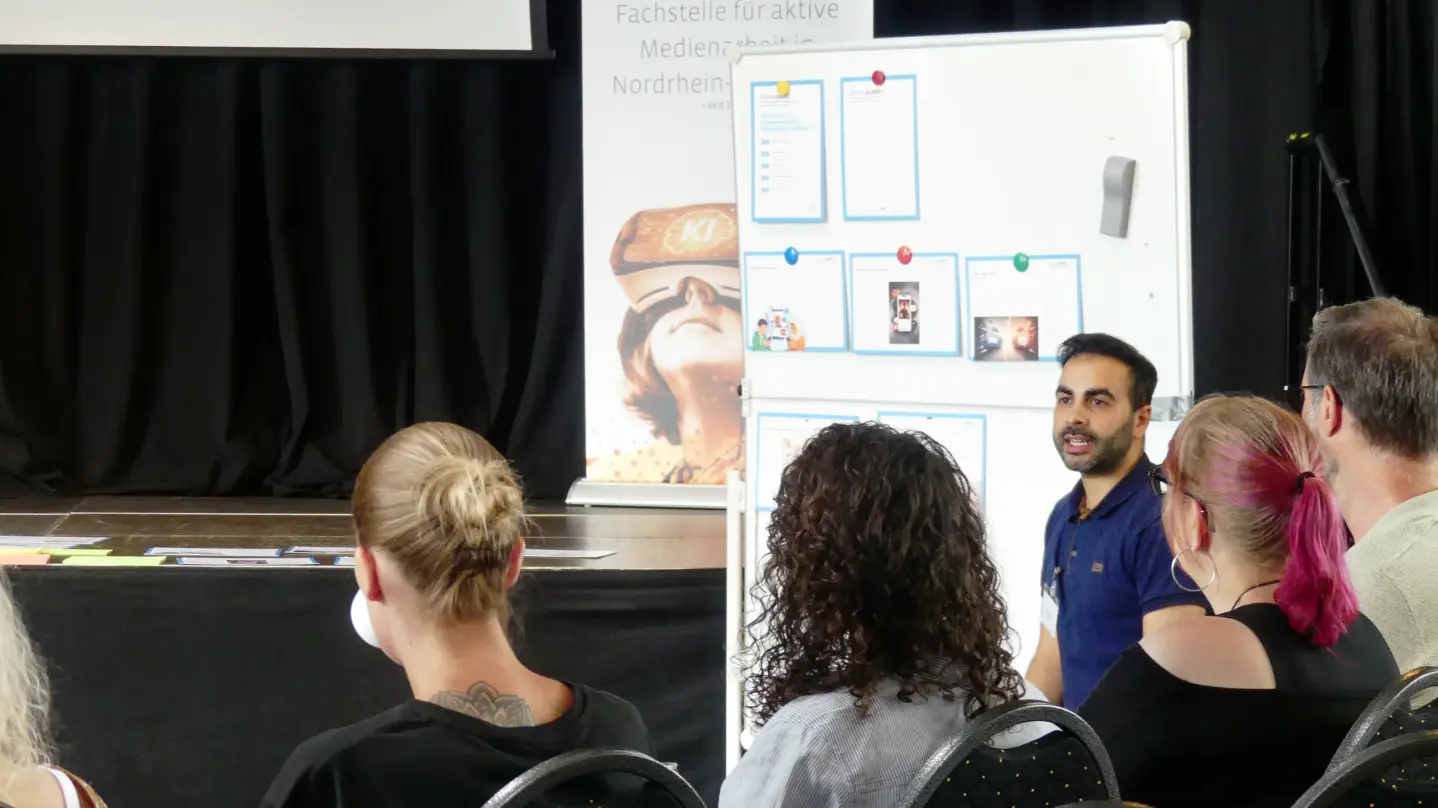 Mehmet Koc und Teilnehmende im Workshop "Methoden zur Prävention islamistischer Radikalisierung"